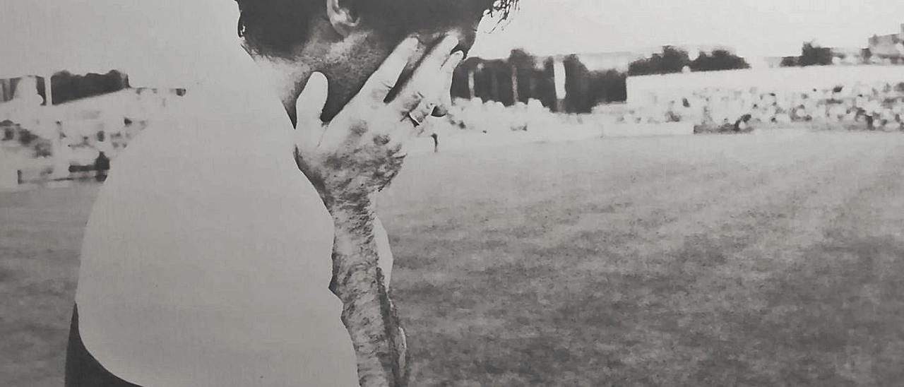 Marcelino llorando en Leganés y abajo a la derecha en un once del Elche de la 92-93. | HISTORIA DEL E.C.F. 75 ANIVERSARIO