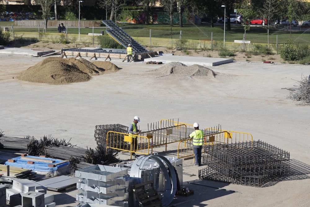 Obres a les andanes de l'estació de Renfe i al parc Central