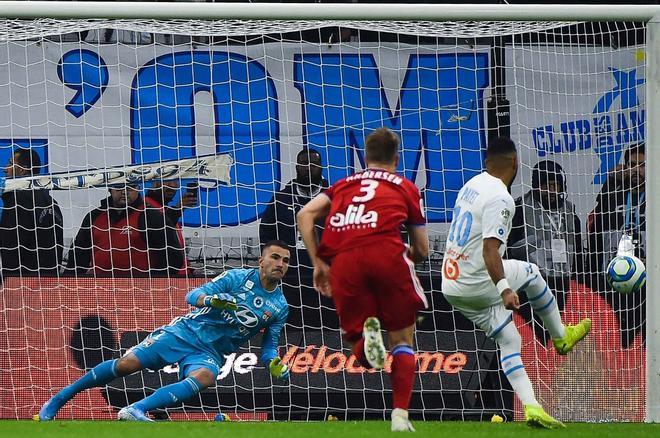 El mediocampista de Marsella Dimitri Payet (R) dispara y marca un gol durante el partido de fútbol francés L1 entre el Olympique de Marsella (OM) y el Olympique Lyonnais (OL) en el estadio Orange Velodrome de Marsella, en el sureste de Francia.