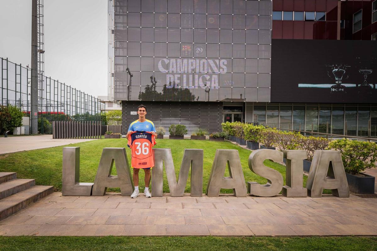 alvaro cortes. alvaro cortes. barça. paisano reportaje 2025/2026 solo camiseta barça masia. ciudad deportiva joan gamper