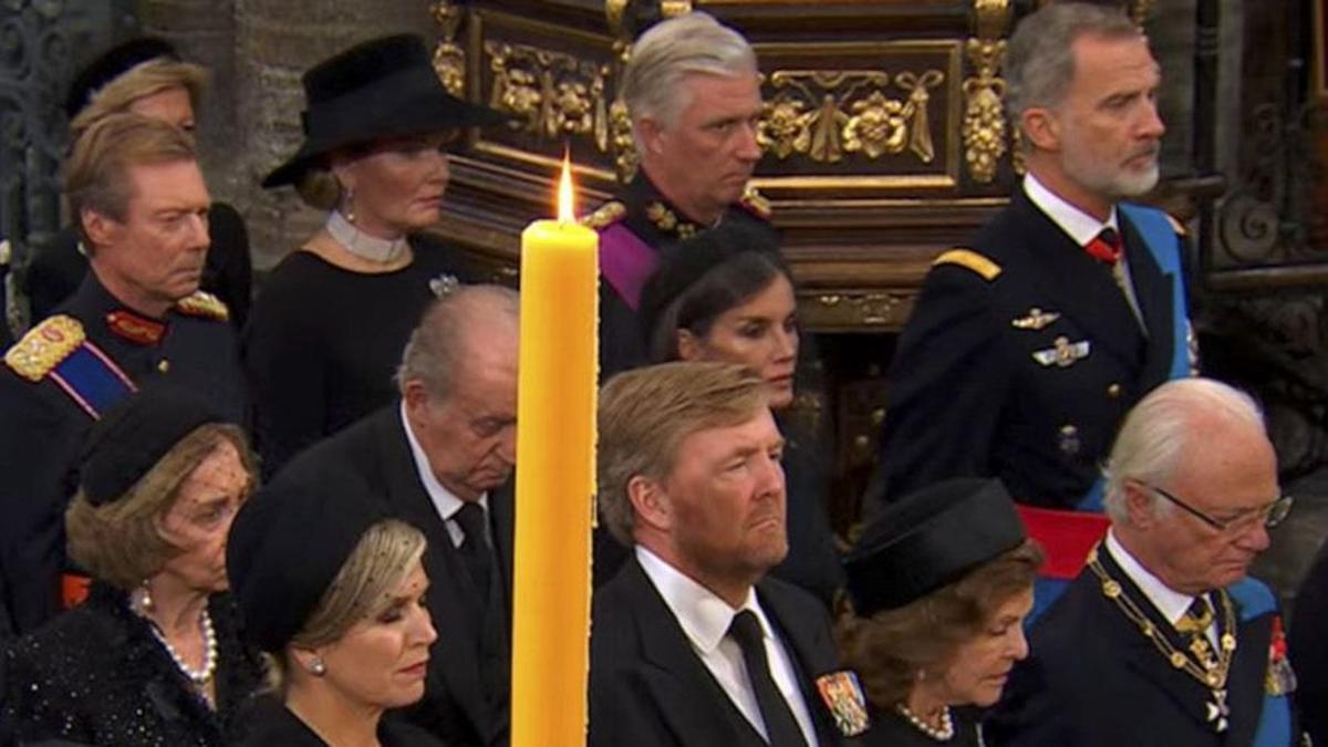 Los reyes se sientan al lado de los reyes eméritos en la Abadía de Westminster.