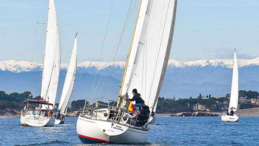 La regata de l&#039;Escala, amb el Canigó nevat al fons.