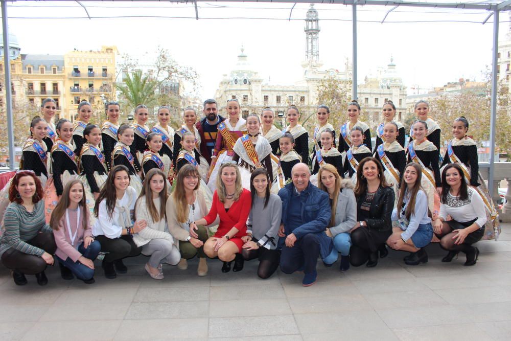 Las falleras mayores infantiles de València estuvieron en el palco