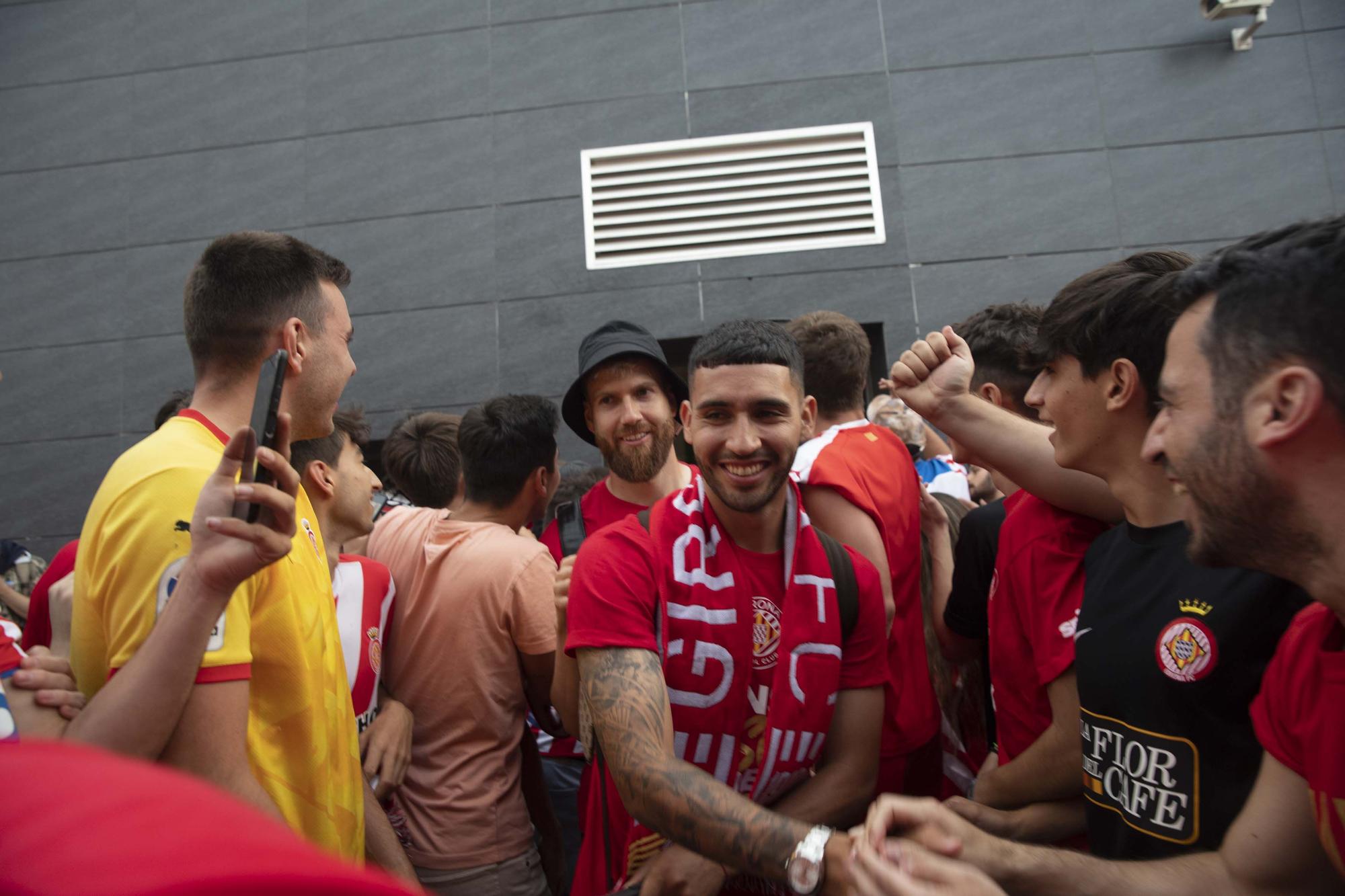 Els aficionats reben al Girona a l'aeroport