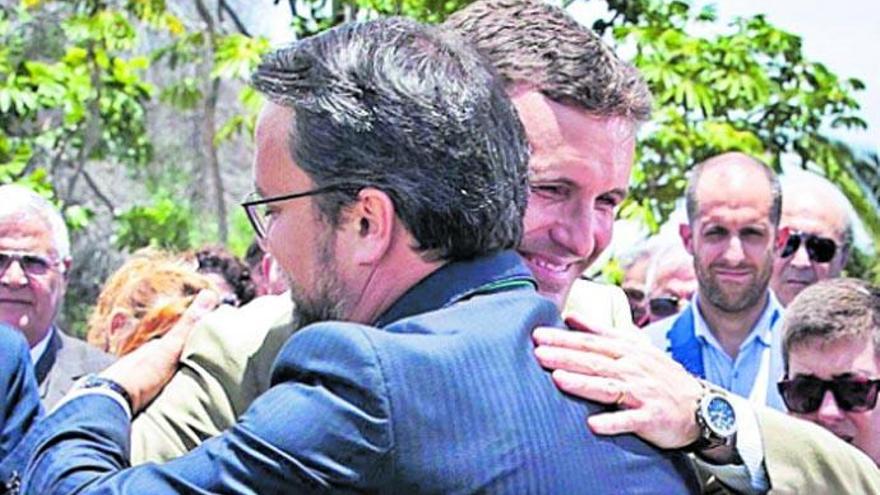 El presidente nacional del PP, Pablo Casado, abraza a Asier Antona en un acto electoral en Telde el pasado mayo.