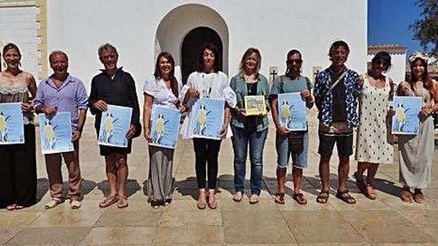 La consellera de Comercio, Ana Juan, en el centro con los diseñadores locales.