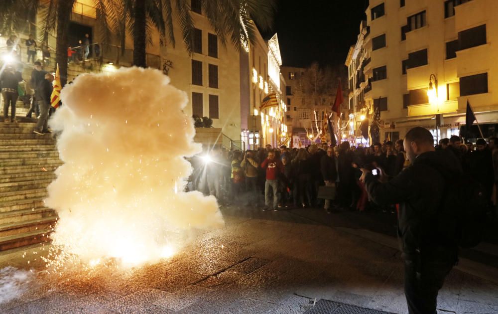 Rund 1.500 Personen sind am Freitagabend (30.12.) auf Mallorca auf die Straße gegangen, um politische Eigenständigkeit für die "Països Catalans", also die katalanischsprachigen Landesteile Katalonien und Balearen, innerhalb Spaniens zu fordern.