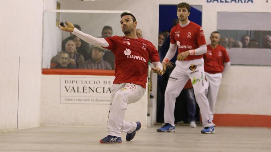 Santi colpeja de volea en un moment de la partida que ahir va tancar la fase prèvia.