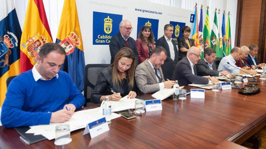 Firma del acuerdo entre el Cabildo y siete ayuntamientos