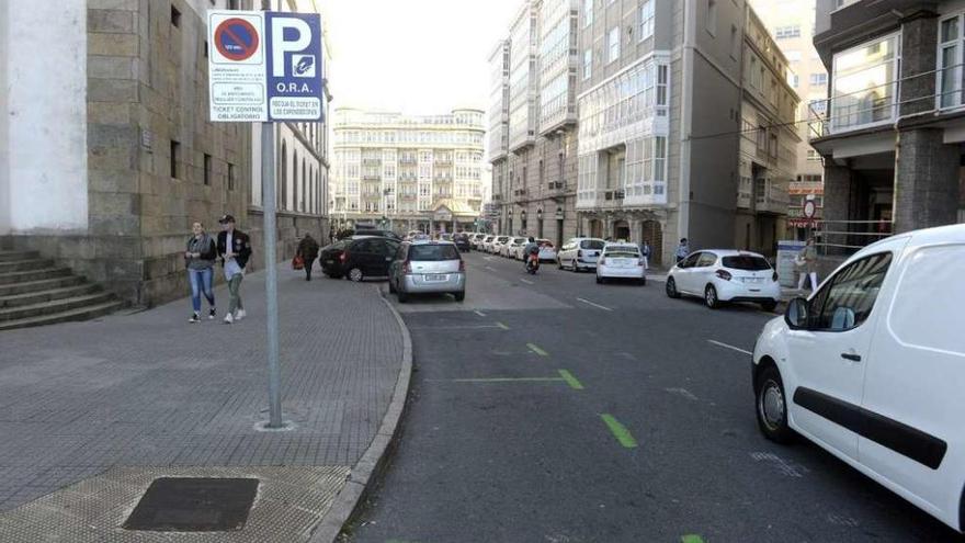 Plazas de la ORA vacías en la calle Modesta Goicouría, entre el paseo marítimo y la plaza de Pontevedra.