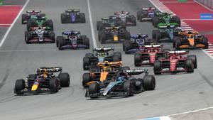 MONTMEL? (BARCELONA), 23/06/2024.- Salida de Sergio Prez (i), Red Bull, y Fernando Alonso, Aston Martin (c), con el resto de monoplazas durante el Gran Premio de Espa?a de Frmula 1. EFE/Alejandro Garca. gp espa?a 2024. circuito catalunya