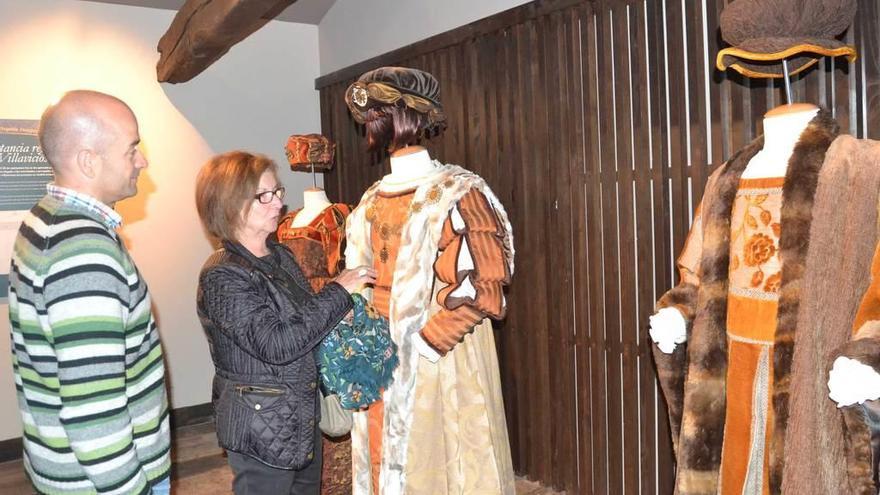 Luis Batalla y Cristina Carneado visitan la exposición permanente de la estancia de Carlos V en la Casa de los Hevia.