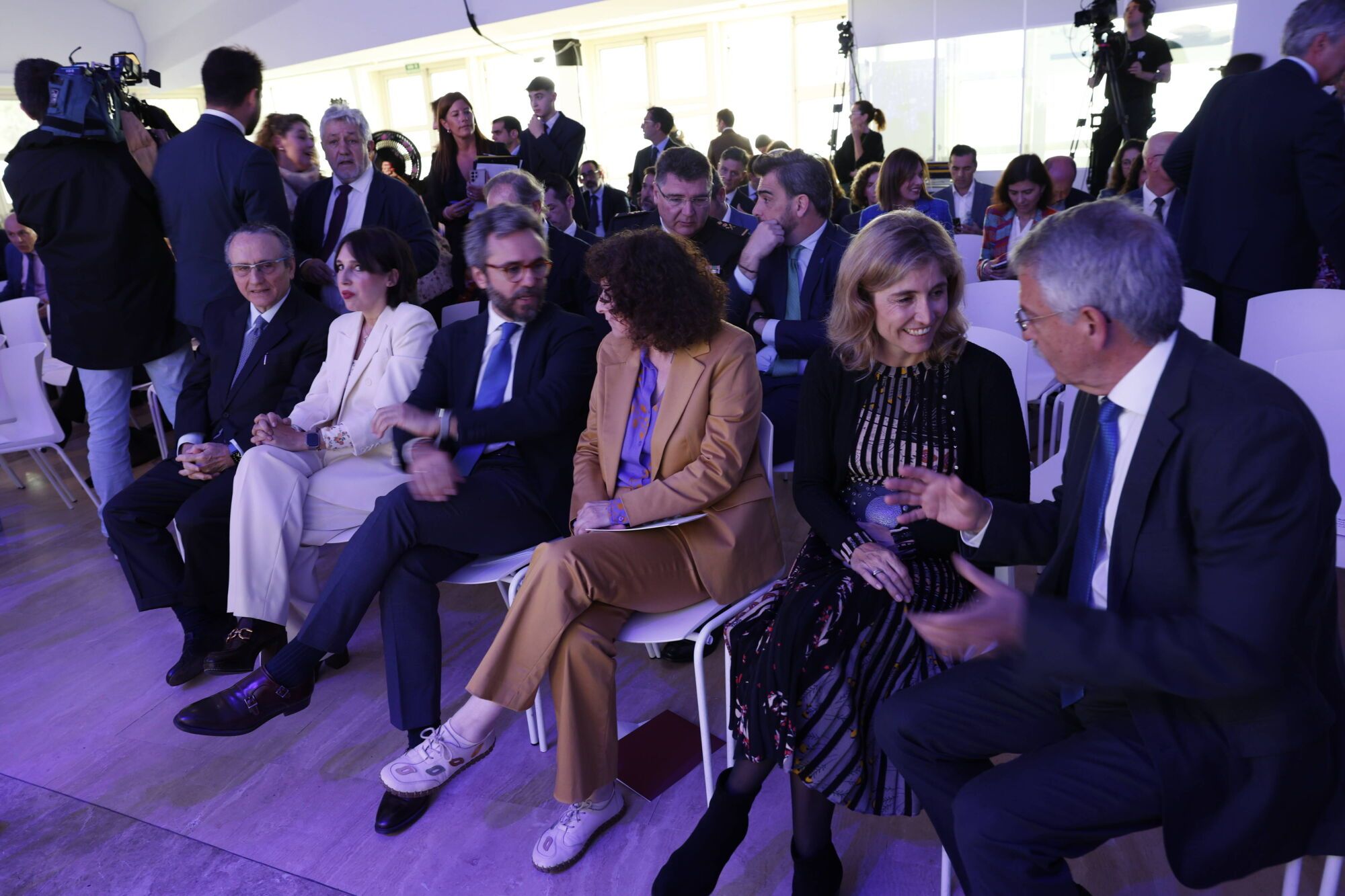 Por la izquierda, Javier Moll, presidente de Prensa Ibérica, María Jesús Lorenzana, conselleira de Economía e Industria de la Xunta de Galicia, Aitor Moll, consejero delegado de Prensa Ibérica, Goretti Sanmartín, alcaldesa de Santiago, Ainhoa Moll, directora editorial de Prensa Ibérica e Isidoro Nicieza, consejero de Prensa Asturiana, momentos antes de que comience el acto. 
