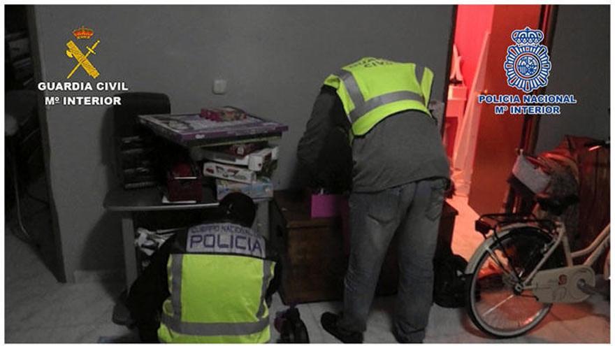 En esta operación, que es la segunda fase de una actuación iniciada el pasado marzo, han sido desmantelados cuatro puntos de venta de droga en varias localidades malagueñas y en Algeciras.