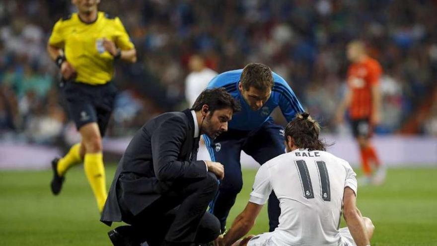 Gareth Bale es atendido por los recuperadores del Real Madrid durante un partido. // Reuters