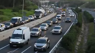 La vuelta al trabajo pone a prueba los cortes de la A-4 por la obra en el puente