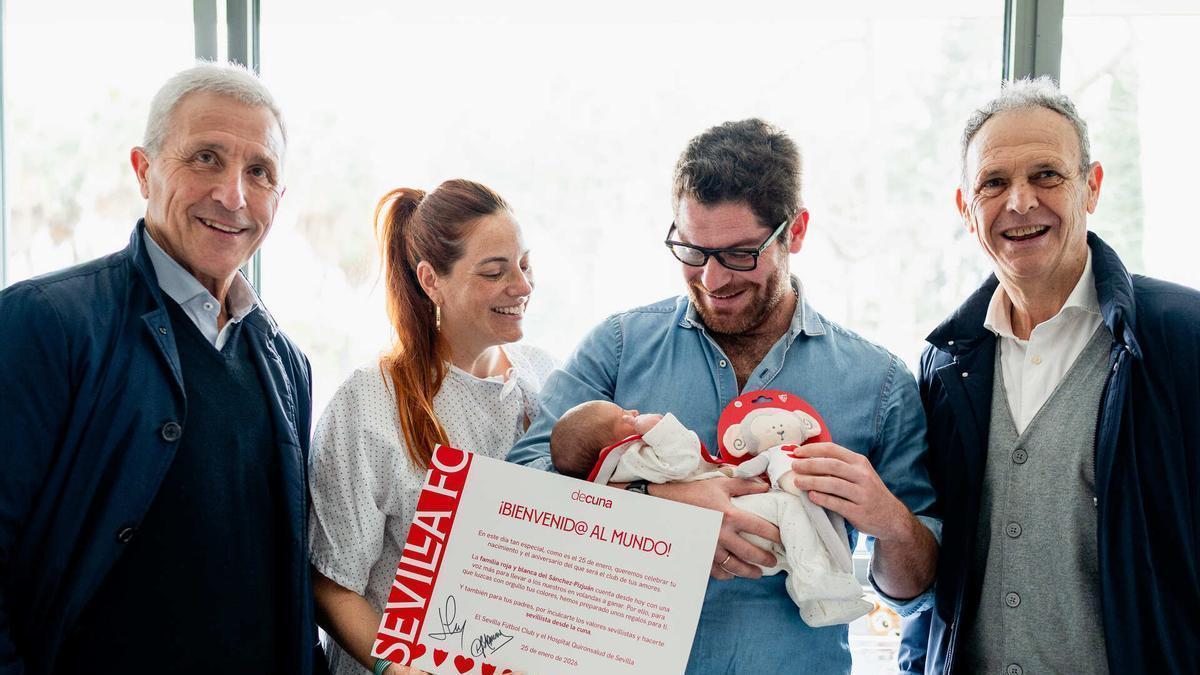 Representantes del Sevilla FC y del Hospital Materno-Infantil Quirónsalud Sevilla acompañan a las familias durante la bienvenida de los recién nacidos