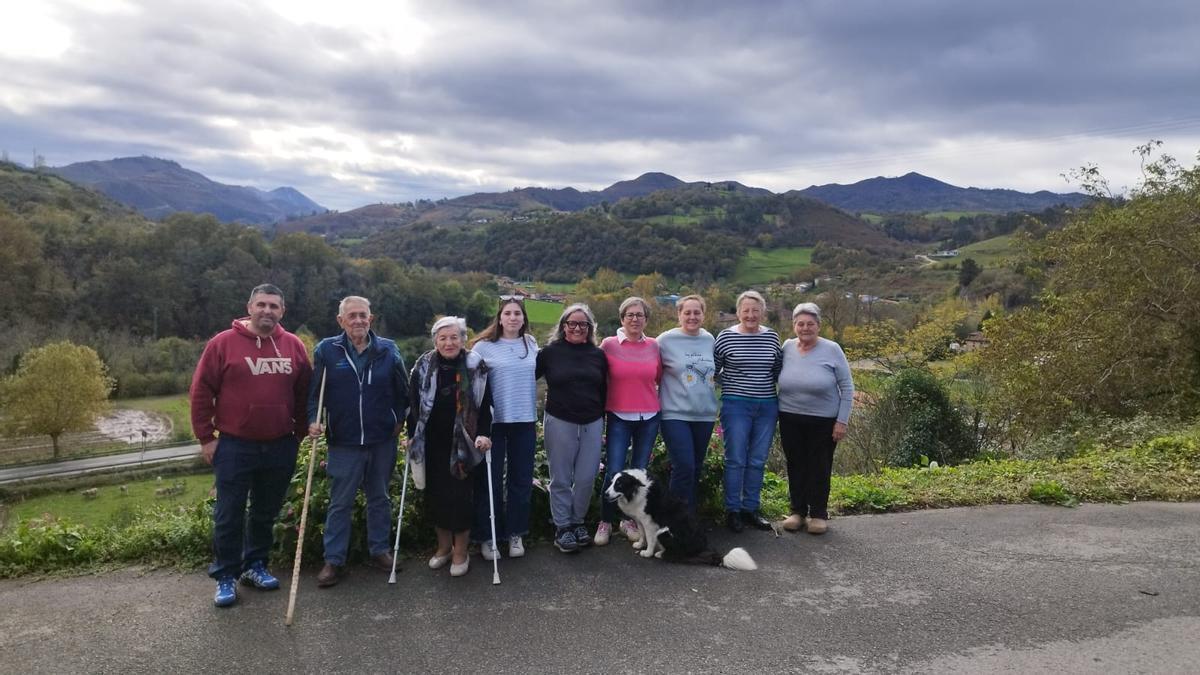 Por la izquierda, Luis Antonio Prieto Cueto, José Luis Fondón Pérez, Esther del Bustio, Elena Prieto, Silvia Caldevilla, Celia Fernández del Bustio, Ana Fondón Martínez, Eduvita Rivera, Aquilina Martínez y la perrita "Gala".