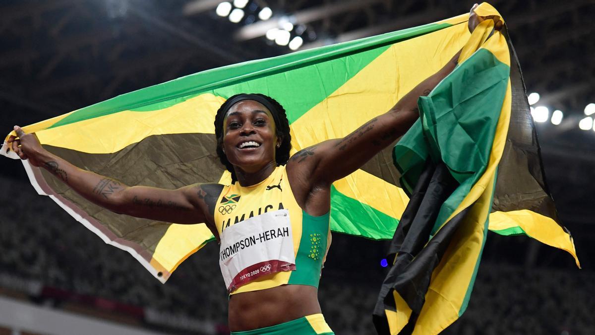 La campeona exhibe la bandera de Jamaica.