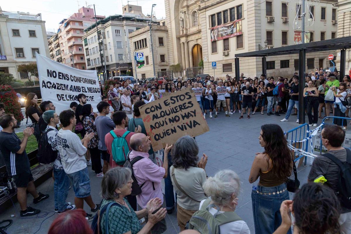El desahucio de Maricarmen provoca una segunda protesta por el derecho a la vivienda en Alicante