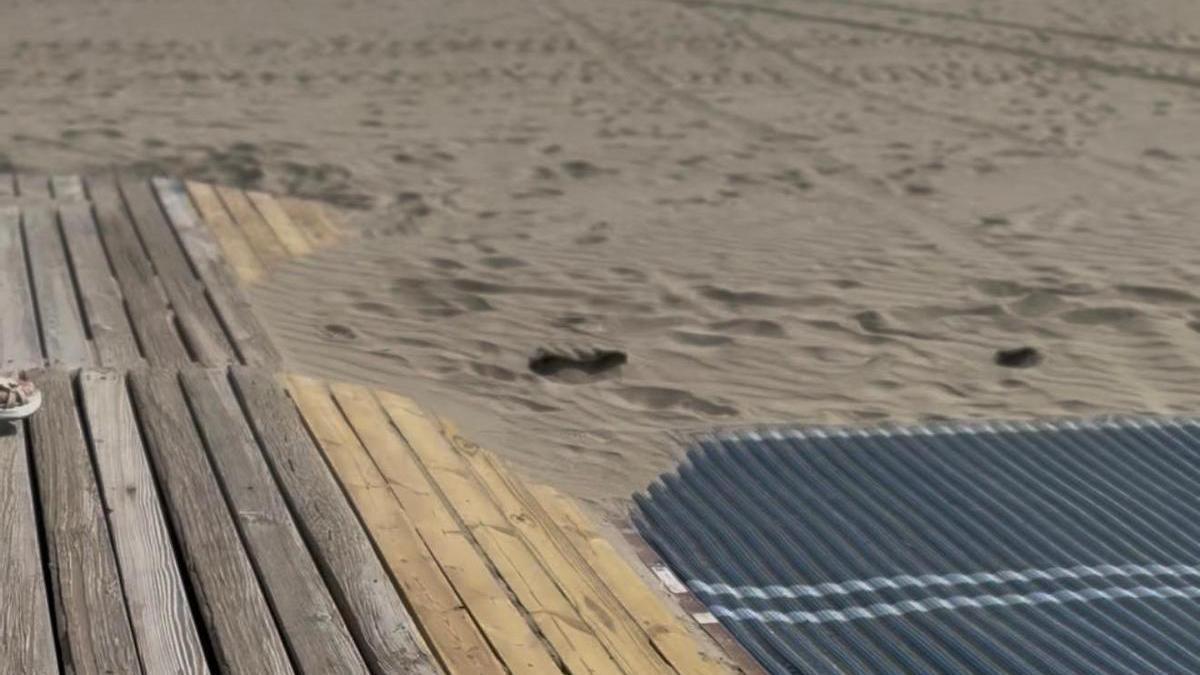 Detalle de la pasarela accesible en la playa de Castelló.