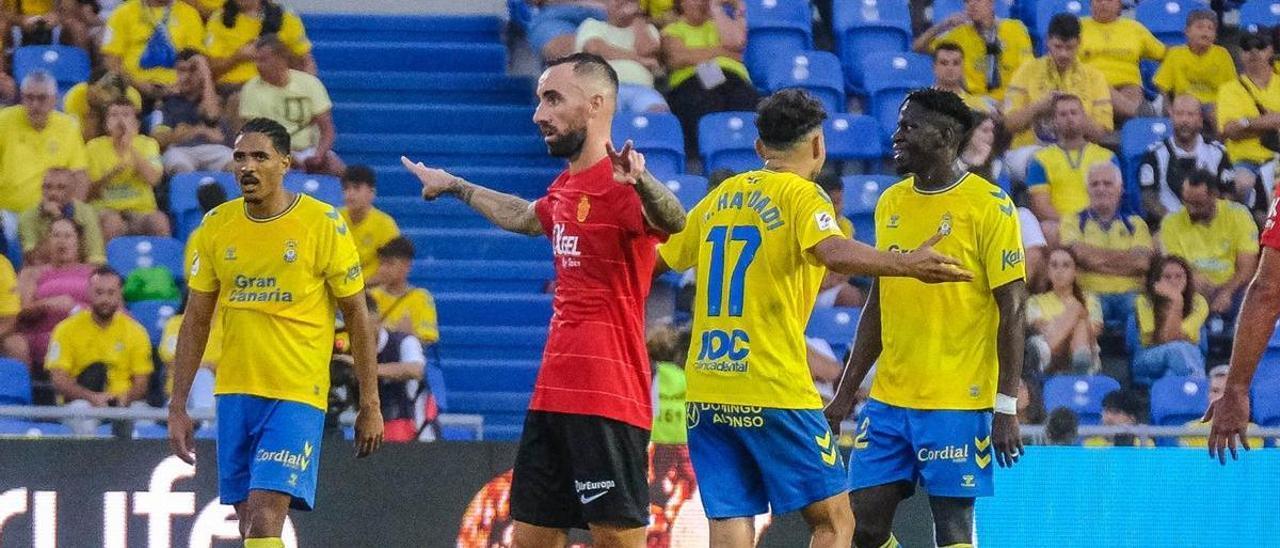 Sergi Darder da instrucciones a sus compañeros en el partido ante Las Palmas