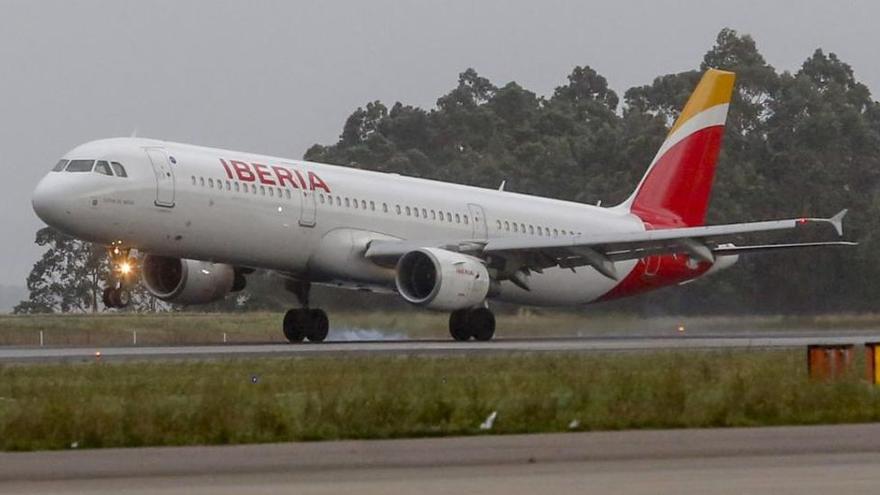 Un avión en el aeropuerto de Asturias | RICARDO SOLÍS