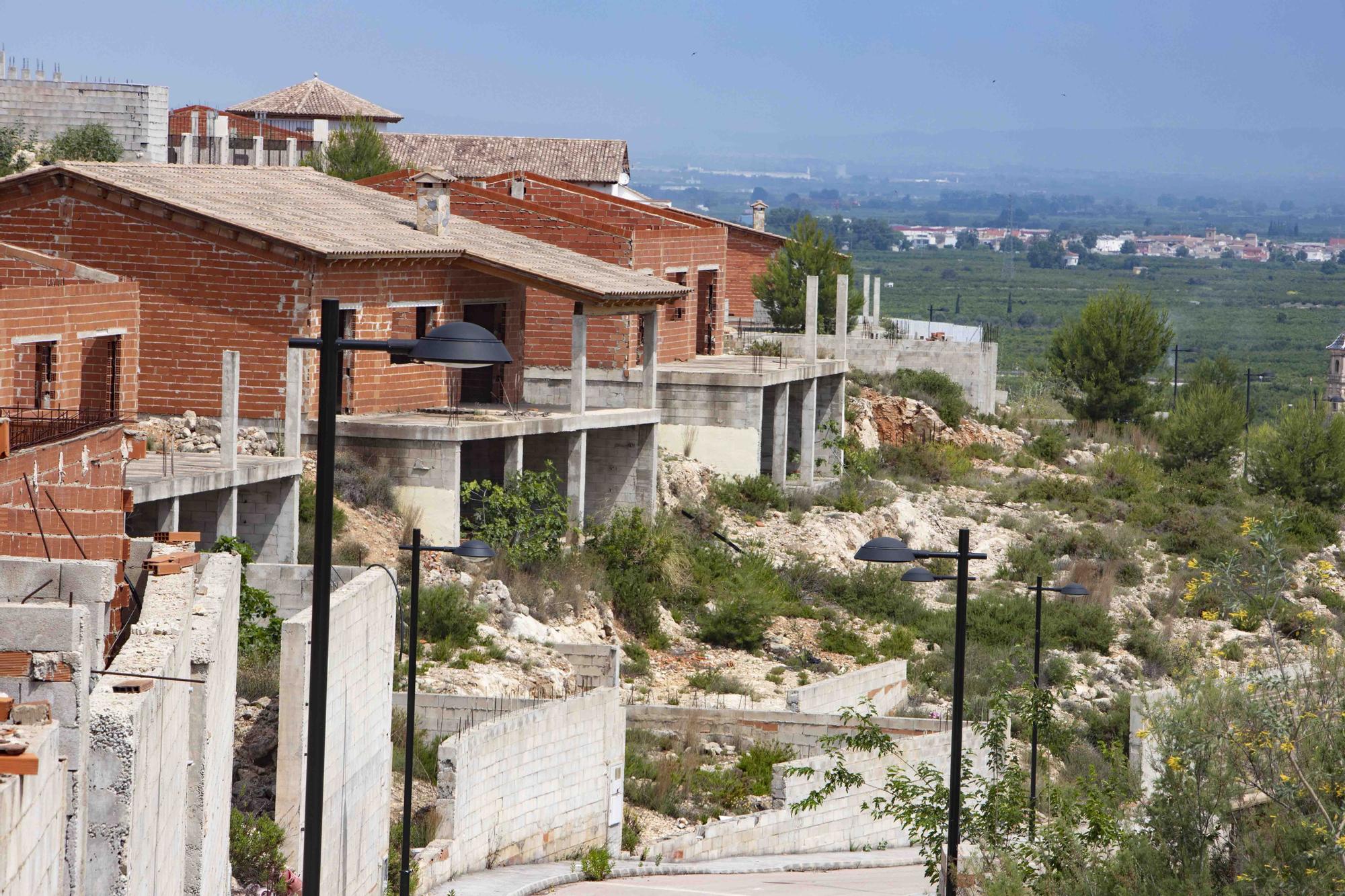 Urbanización la Besana paralizada desde 2008, en l’Énova.