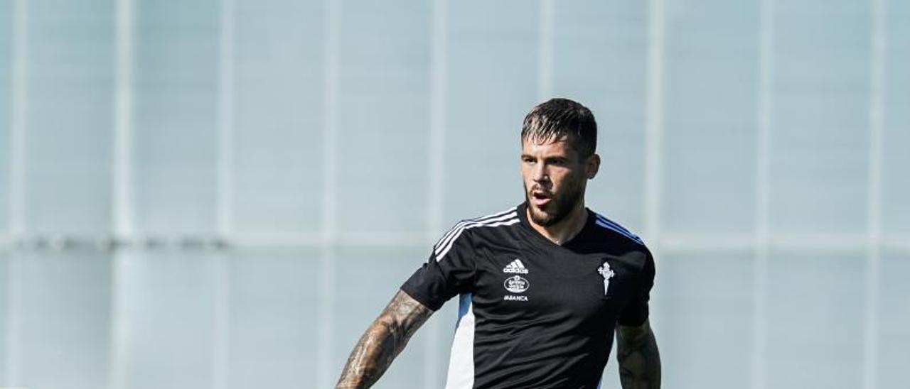 Carles Pérez conduce el balón durante un reciente enternamiento del Celta en la ciudad deportiva.