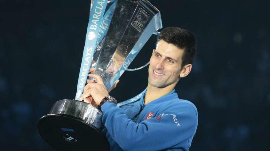 Nole Djokovic posa con el trofeo al finalizar el partido.