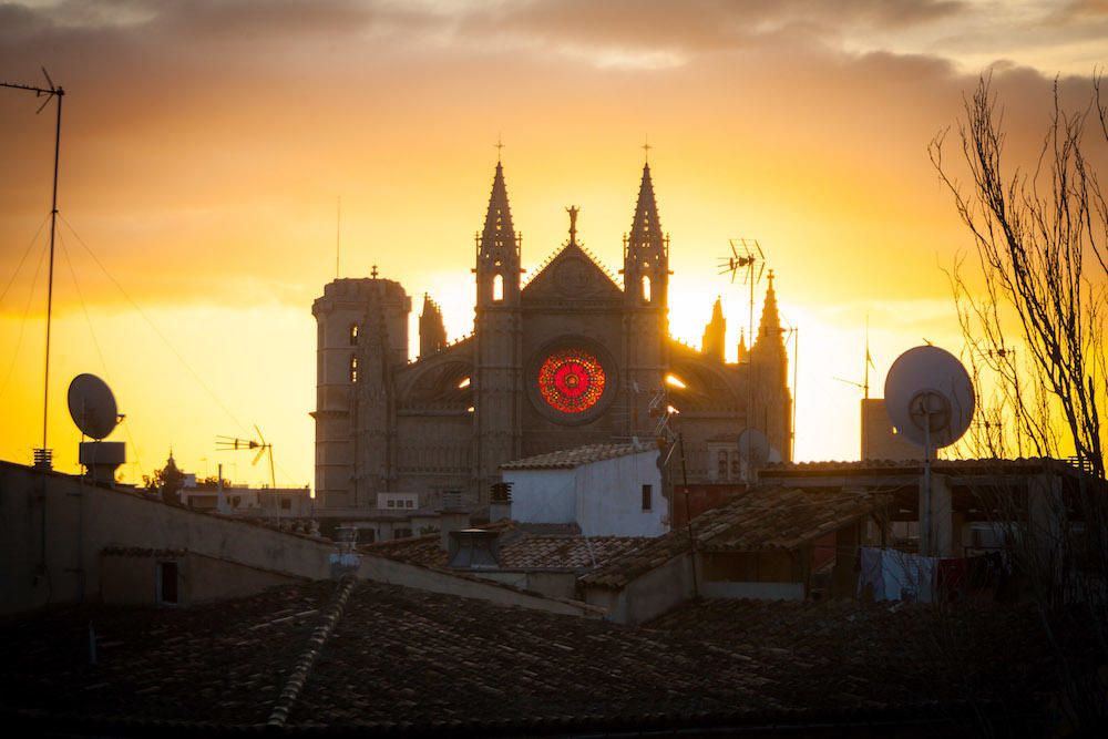 Más de 500 personas admiran el solsticio de invierno en la Seu