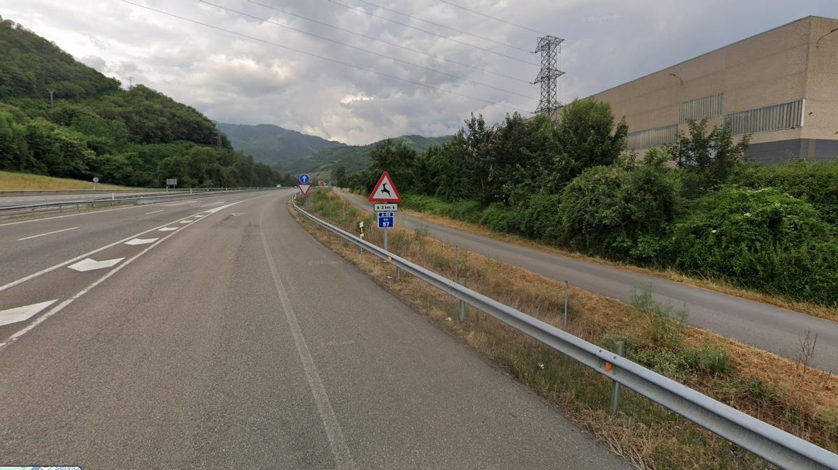 La A-66 a la altura de Villallana, la zona donde se interceptó a la conductora.