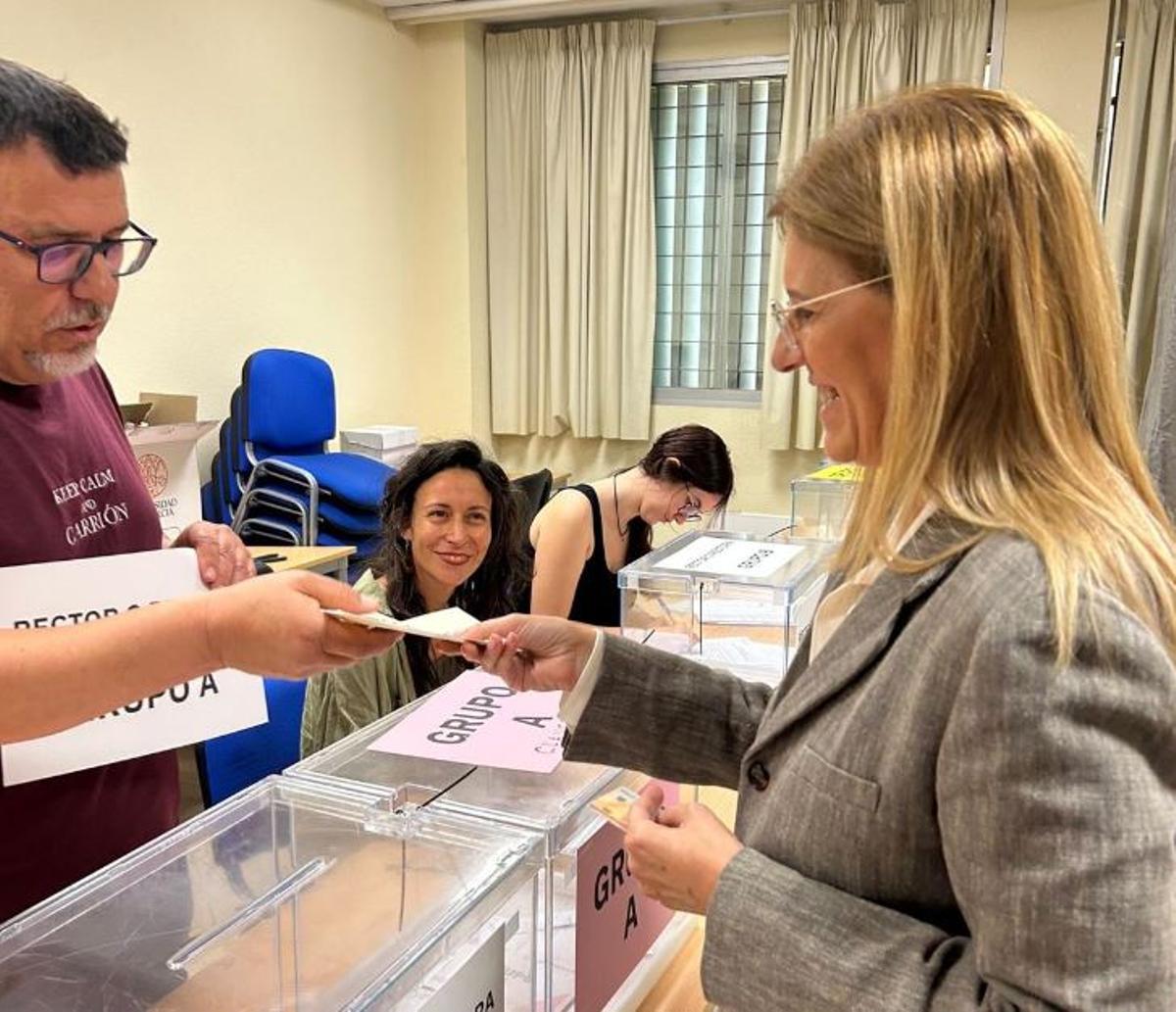 Senena Corbalán, candidata a rectora de la UMU, durante su votación.