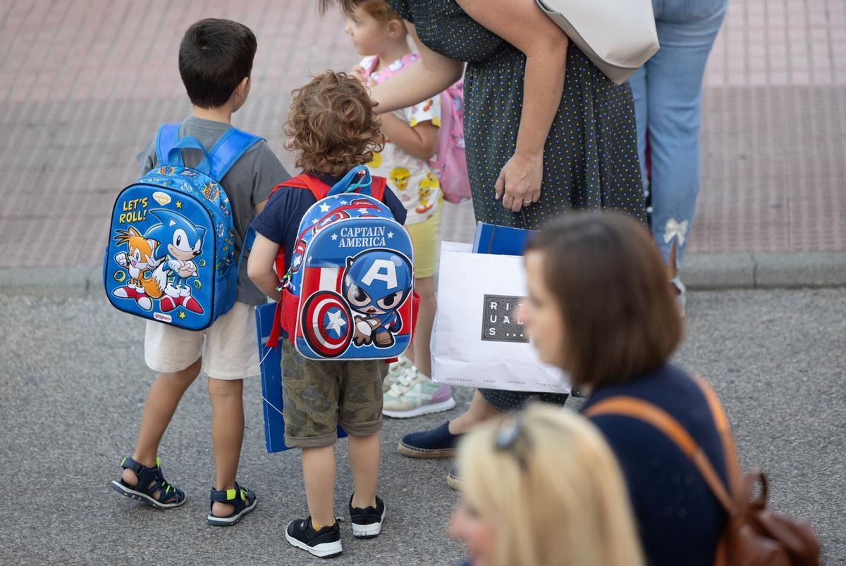 09/09/2024 Dos niños el primer día de colegio, a 9 de septiembre de 2024, en Madrid (España). La Comunidad de Madrid comienza esta semana el curso escolar 2024-2025 con 64.435 docentes al sumar 1.394 profesores nuevos a las aulas y 1.267.286 alumnos, un 0,4 por ciento más. Del total de los alumnos madrileños que comienzan este curso, el 81,7 por ciento acudirá a centros educativos sostenidos con fondos públicos. ‘Por la vuelta al cole’ los autobuses de la EMT serán gratuitos hoy y mañana. POLITICA Eduardo Parra - Europa Press. Foto de recurso. Vuelta al cole. Inicio de las clases. Niños. Educación infantil. Espaldas