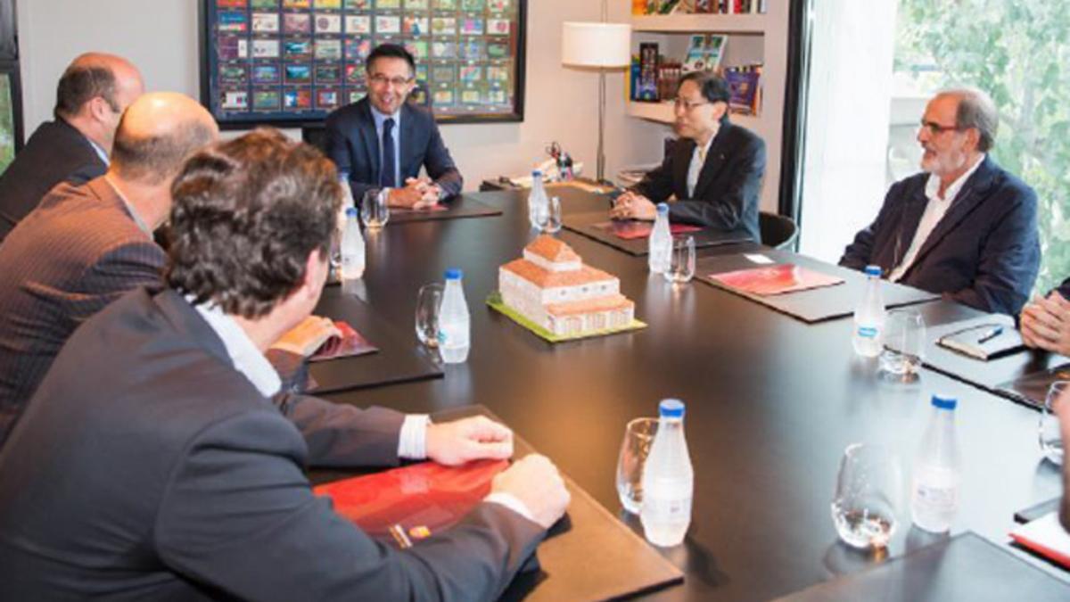 Josep Maria Bartomeu, presidente del FC Barcelona, en un momento de la reunión que ha mantenido este lunes con el presidente de Nikken Sekkei en las oficinas del club azulgrana