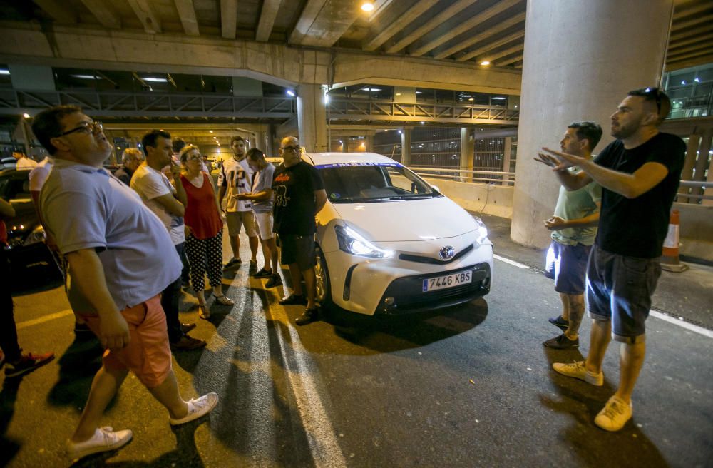 La huelga indefinida continúa: turistas cargados de maletas sin taxi en Alicante.