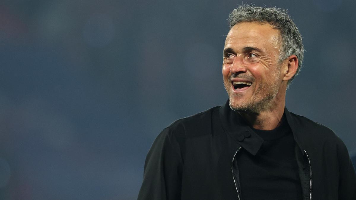 Luis Enrique sonríe durante el PSG-Arsenal de la semifinal de la Champions.