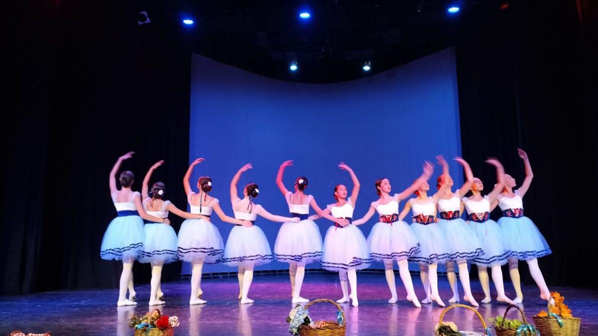 Función de fin de curso de las alumnas de Danza del Conservatorio de Eivissa.   |  MABEL RIBAS