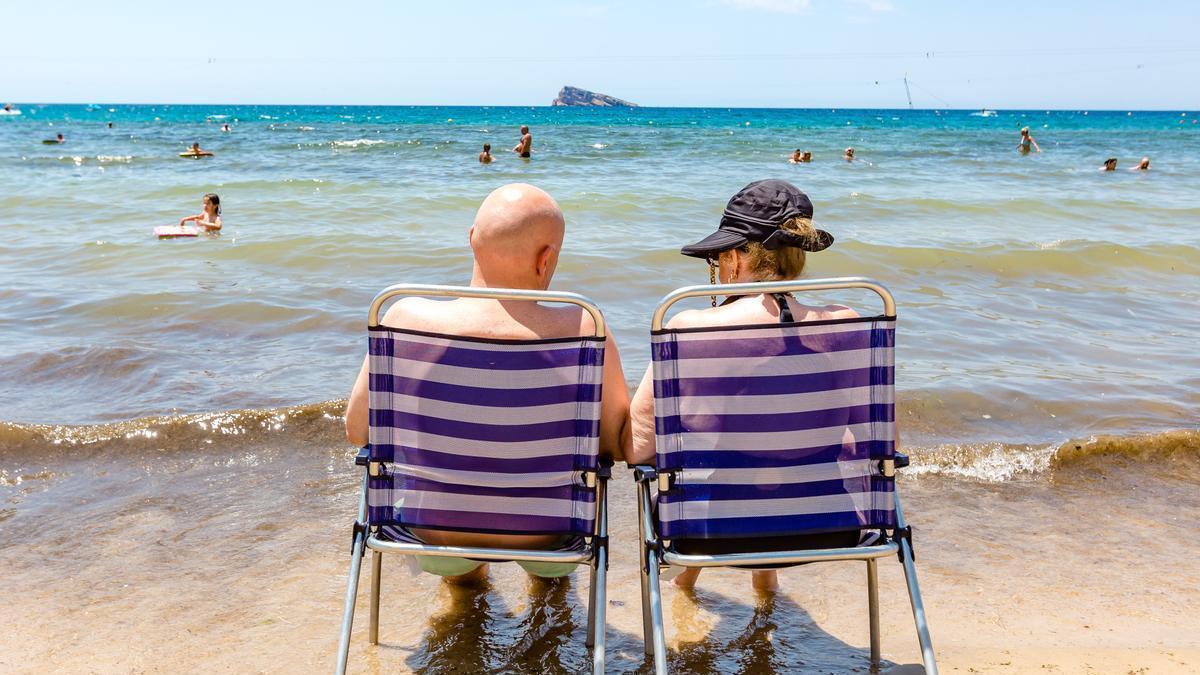 Una pareja sentada en la orilla del mar en Benidorm. Una pareja sentada en la orilla del mar en Benidorm.