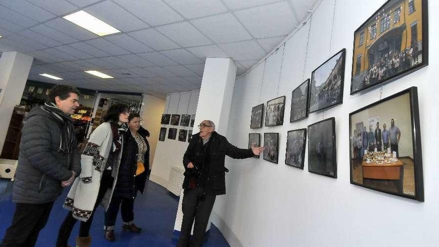 Alberto Fernández Zapico señala varias de sus fotografías en la inauguración de la exposición.
