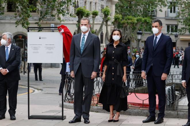 El rey Felipe VI, la reina Letizia y el presidente Pedro Sánchez inauguran el centro memorial de las víctimas del terrorismo en Vitoria