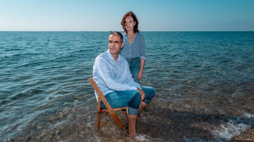 La il·lustradora Marta R. Gustems i el poeta Albert Carol Bruguera, fotografiats a Calella de la Costa.