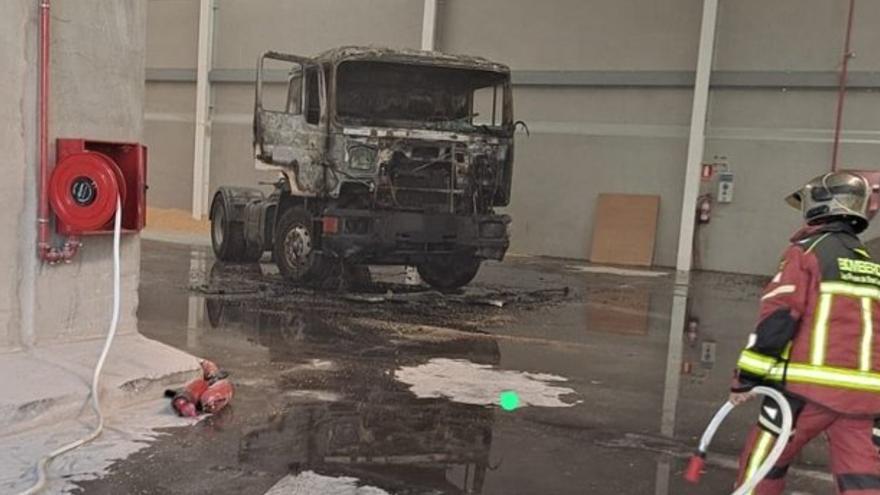 El incendio de un camión dentro de una nave deja un herido en Las Palmas de Gran Canaria