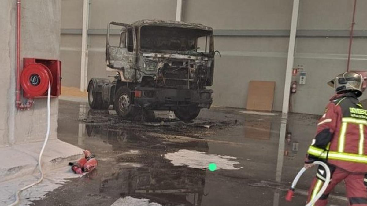 Incendio de un camión dentro de un edificio en Las Palmas de Gran Canaria