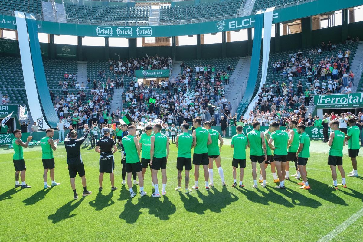 Los jugadores del Elche saludan a la afición que acudió a despedirlos el pasado sábado antes de viajar a Zaragoza