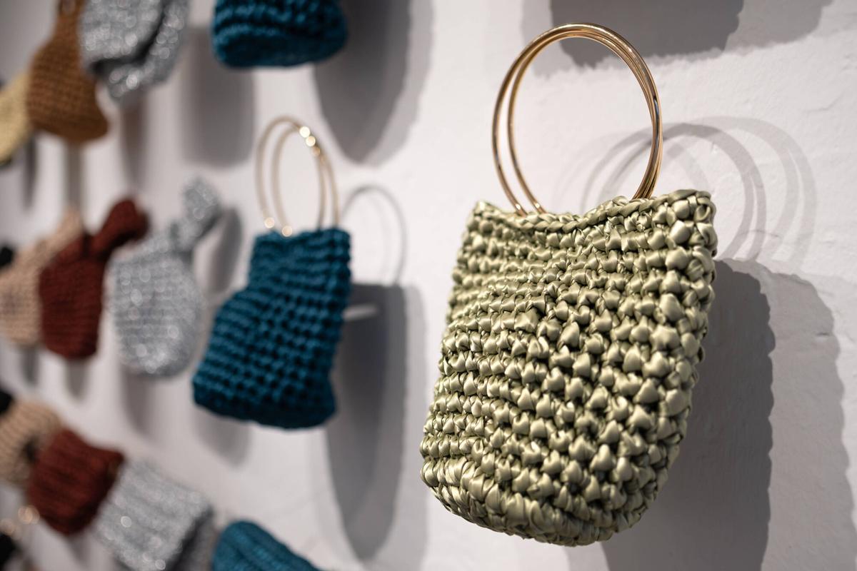 Creadoras, madre e hija, de la firma MADREMÍA, en su tienda de bolsos, ponchos y complementos de crochet