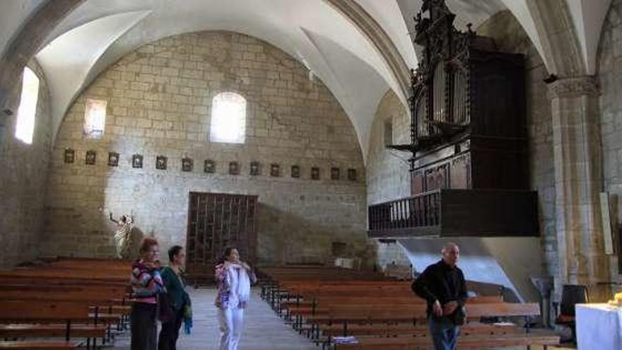 Turistas visitan la iglesia de La Asunción de Fermoselle.