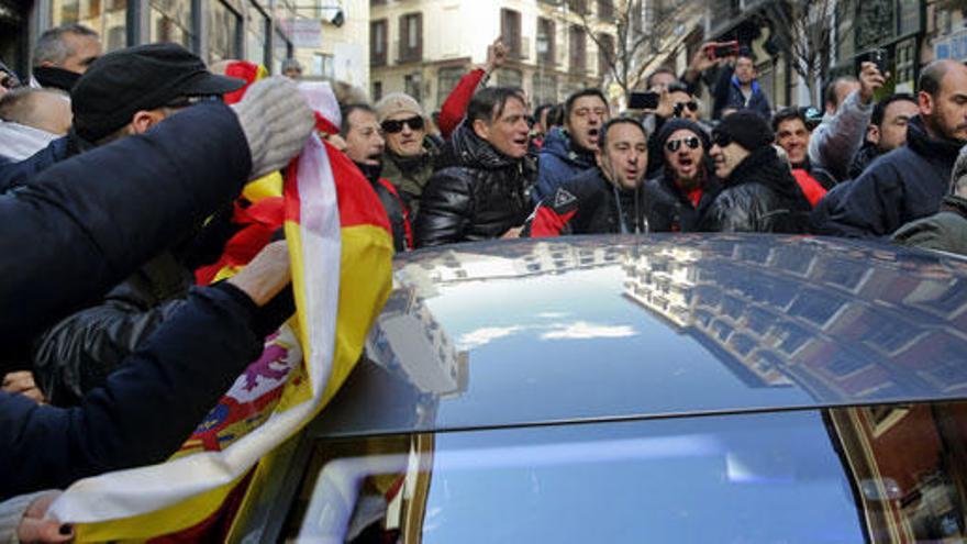 Los policías golpean el coche de Javier Barbero.