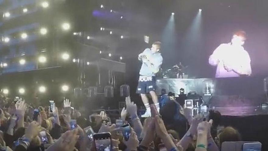 Un fan de Justin Bieber le lanza una botella por no cantar &#039;Despacito&#039;