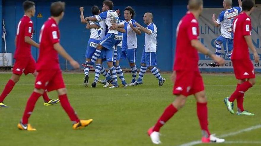 Los jugadores del Sporting B observan la celebración de los avilesinos tras el gol de Javi Camochu.